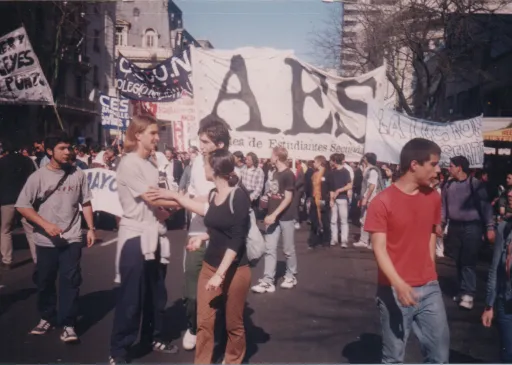 La fotografía “Acto por La Noche de los Lápices, 1999”  pertenece al Fondo Personal Adelina Dematti de Alaye